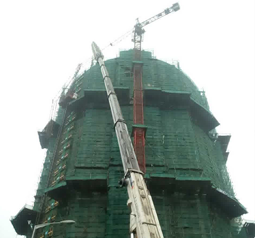 六枝特吊车在工地上作业